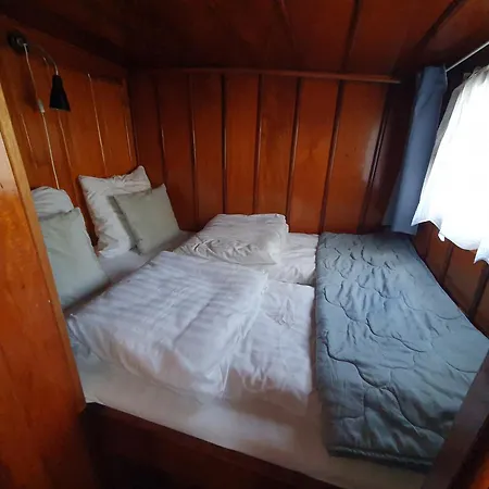 Houseboat Botel *