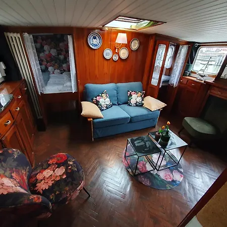 Houseboat Botel