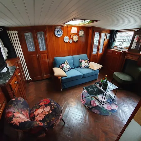 Houseboat Botel *