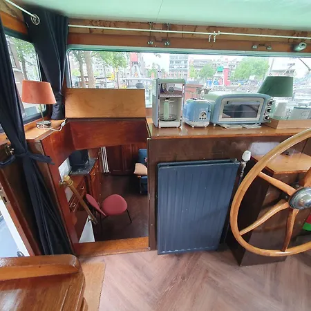 Houseboat Πλωτό κατάλυμα