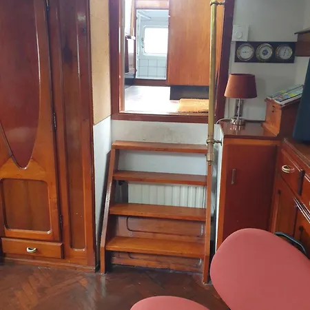 Houseboat Πλωτό κατάλυμα *
