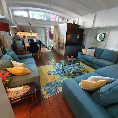 Houseboat Πλωτό κατάλυμα *