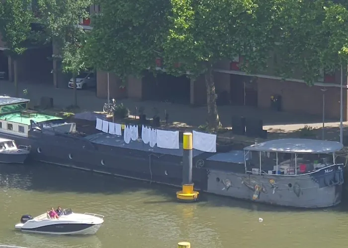 Houseboat Botel