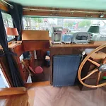 Houseboat 船上ホテル