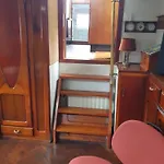 Houseboat 船上ホテル *