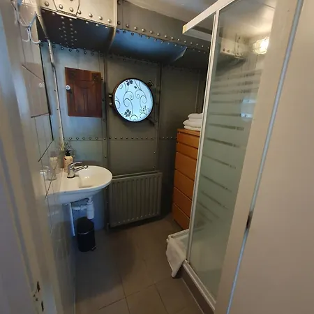 Houseboat Πλωτό κατάλυμα