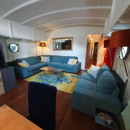 Botel Houseboat *